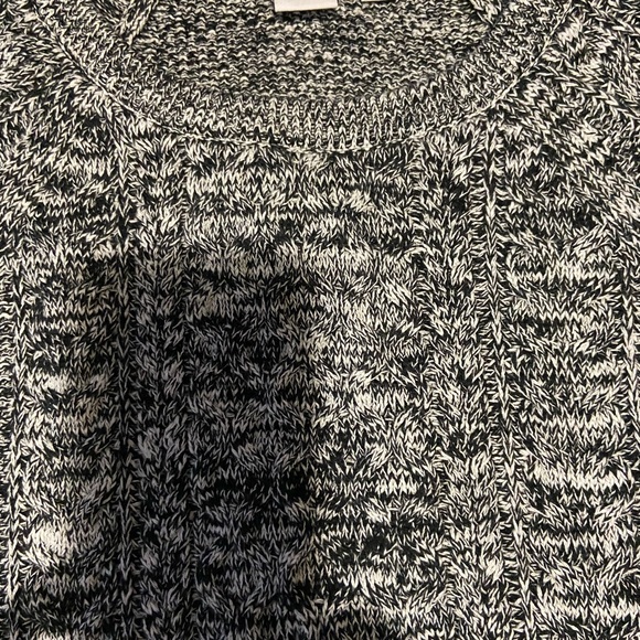 Cable knit Sweater wearing a regular GAP size M hits at the hip. - Picture 2 of 6